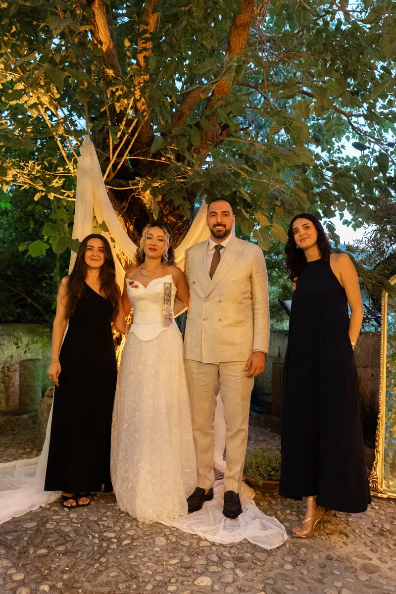 Fatoş ve Merthan engagement photo - Friends