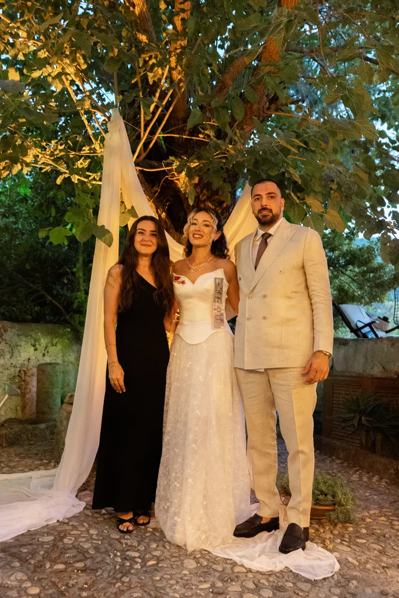 Fatoş ve Merthan engagement photo - Friends