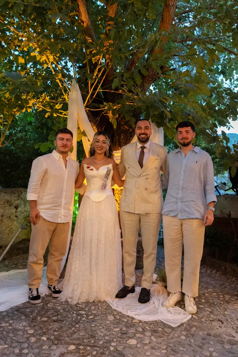Fatoş ve Merthan engagement photo - Friends
