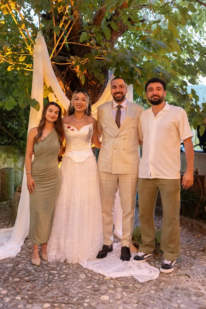 Fatoş ve Merthan engagement photo - Friends