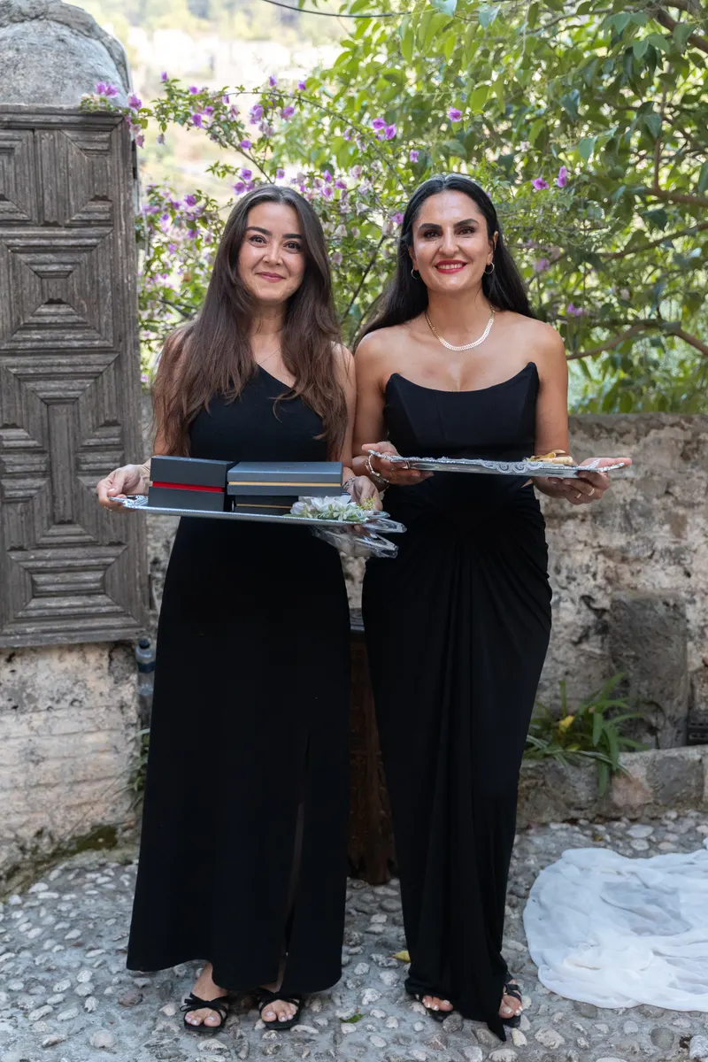 Fatoş ve Merthan engagement photo - Friends
