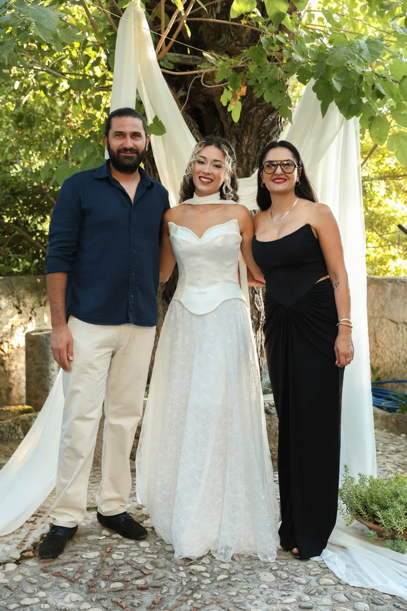 Fatoş ve Merthan engagement photo - Friends